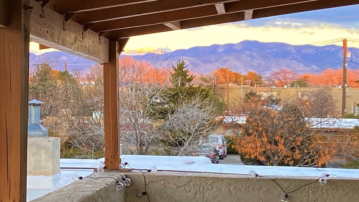 Summit Park House | SkyHighCasita Luxury Retreat near UNM with Views!