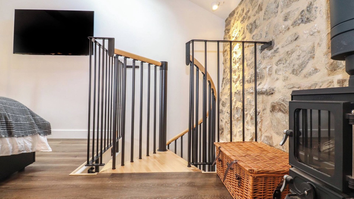 Ingleton House | SKYLIGHT RETREAT, pet friendly, with a garden in Ingleton