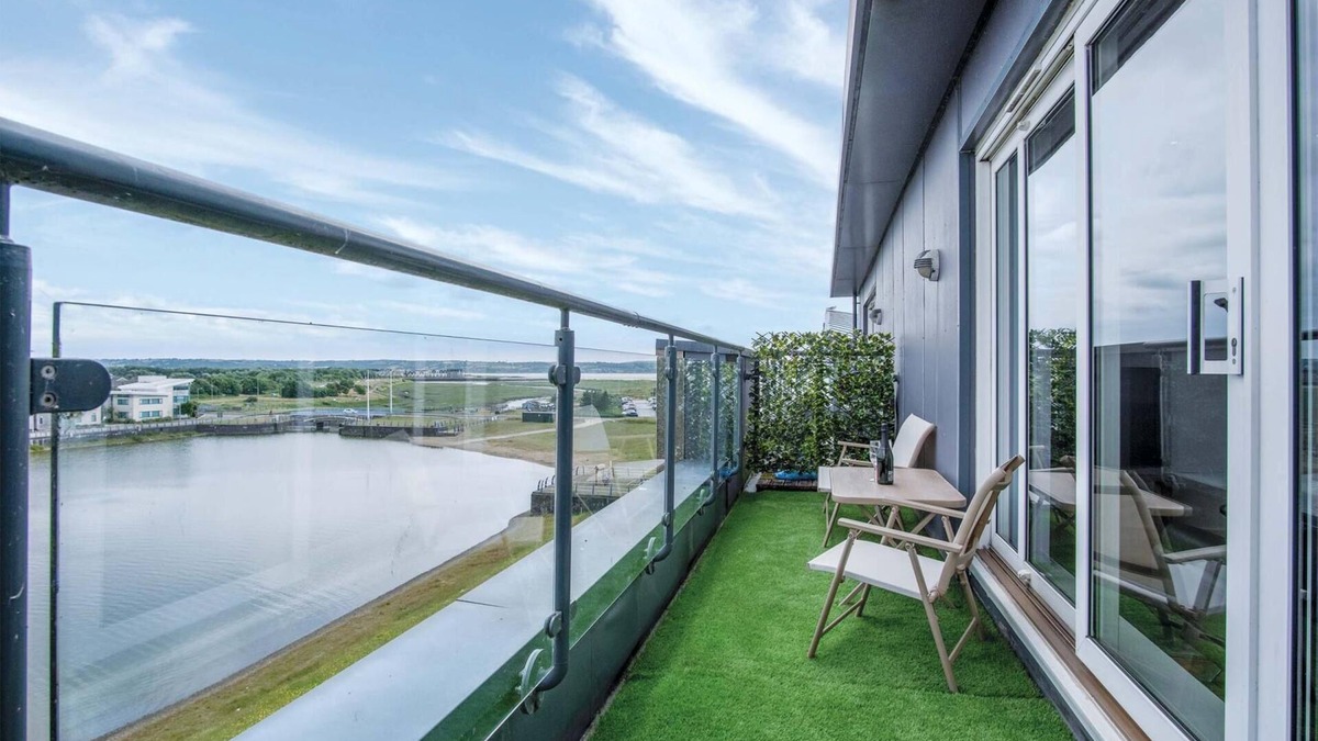 Llanelli Apartment | Skyline Duplex Penthouse - 3 Bedroom - Llanelli