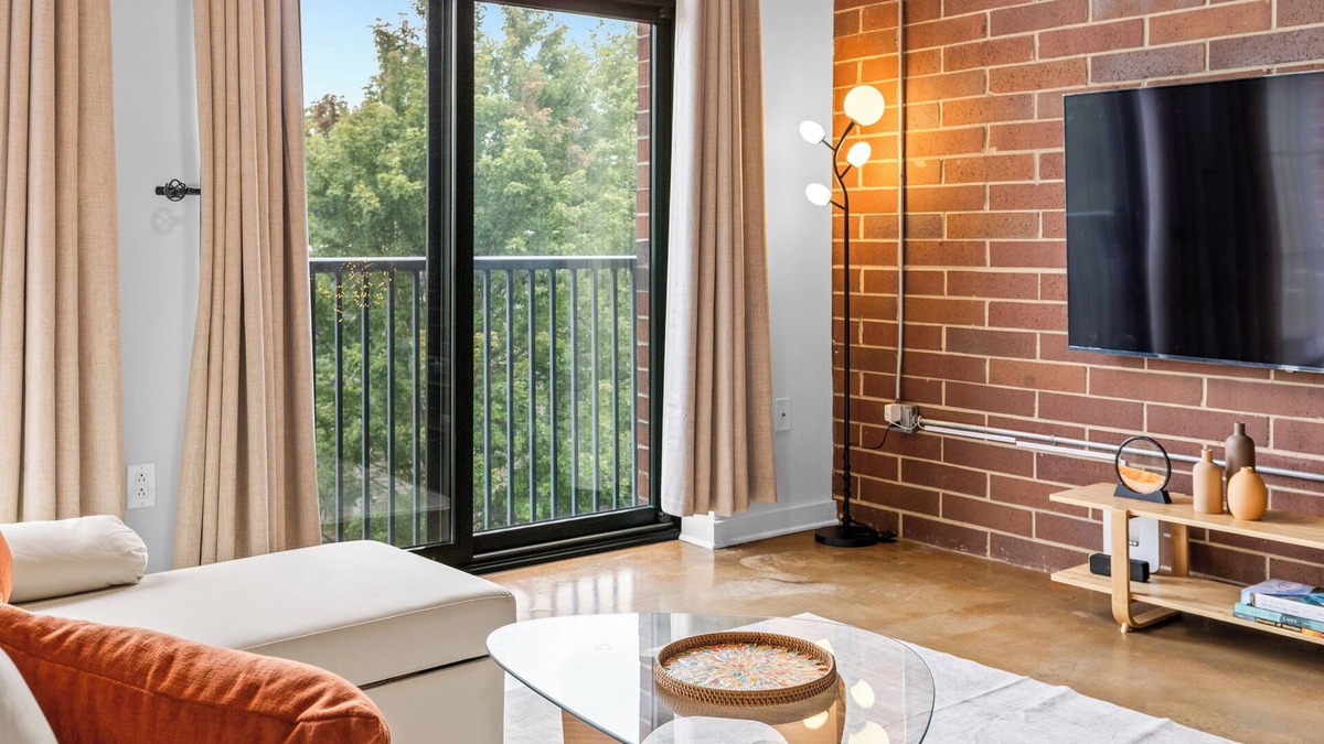 Fourth Ward Apartment | Skyline Vibes, Walk to Stadium, Long Stay Ready