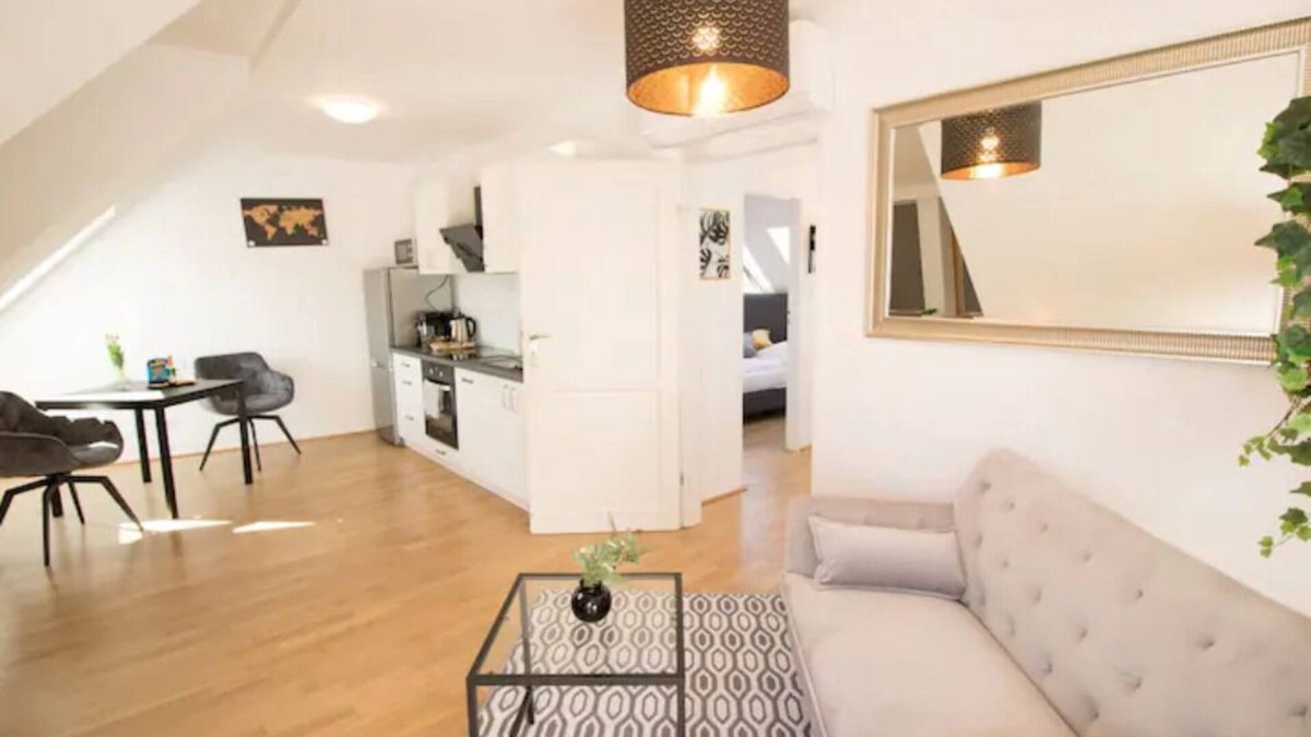 Funfhaus Apartment | Skyline View | LF46