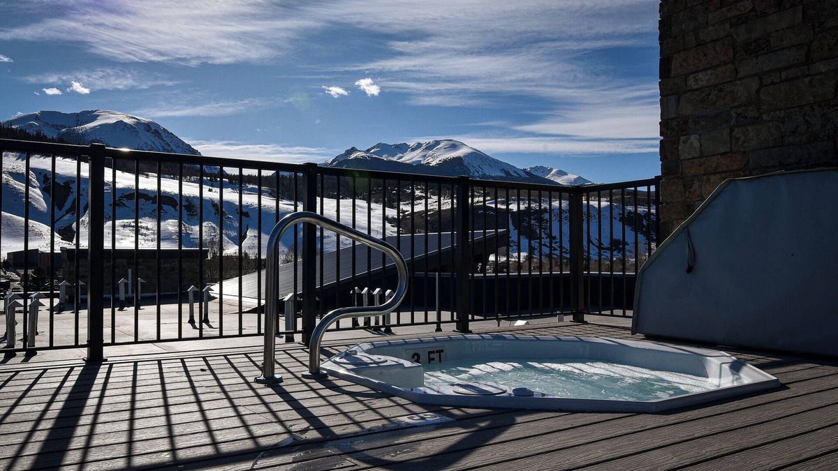 Silverthorne Condo | Skywalk Flats Amphitheater Retreat: Downtown, Hot Tubs