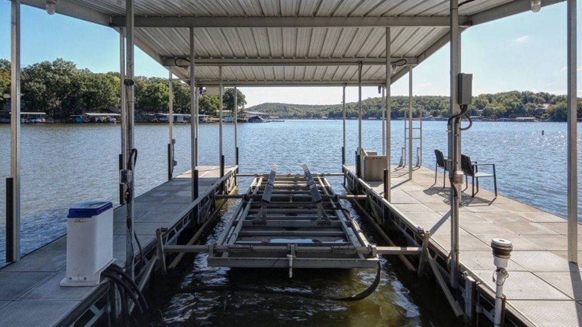Gravois Mills House | Skywater - Darling Family Oriented 2nd Tier Home with Guest House.