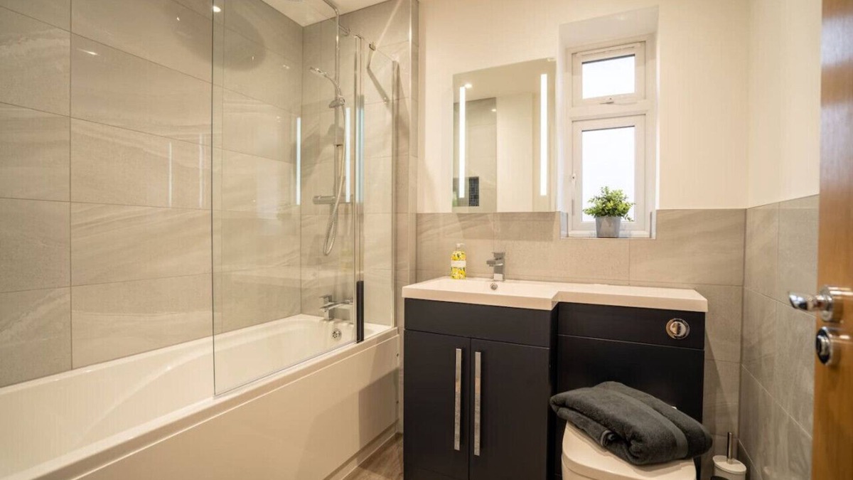 Crawley Apartment | Skyway First Floor Apartment