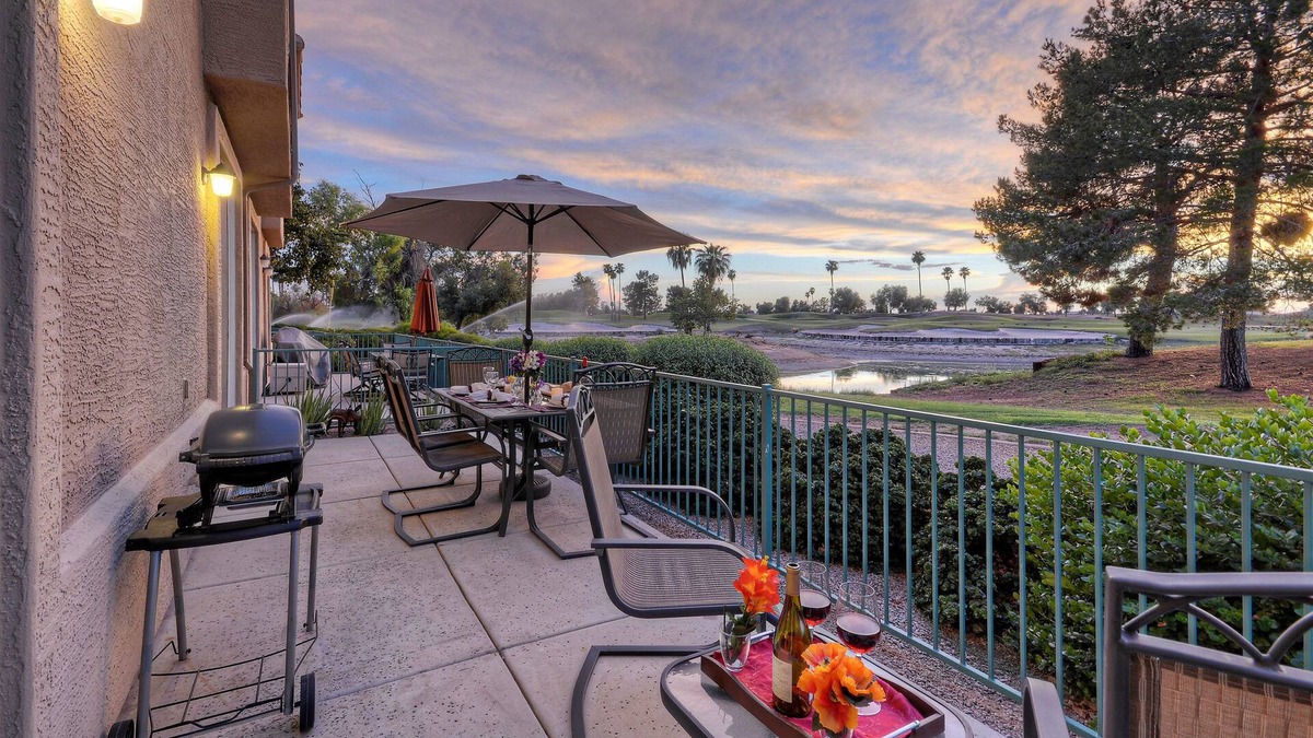 Superstition Lakes Condo | SL Lakes Condo w/GOLF VIEWS, Gated Comm w/Htd POOL &Spa, Walk to Mall w/Eats & Theater