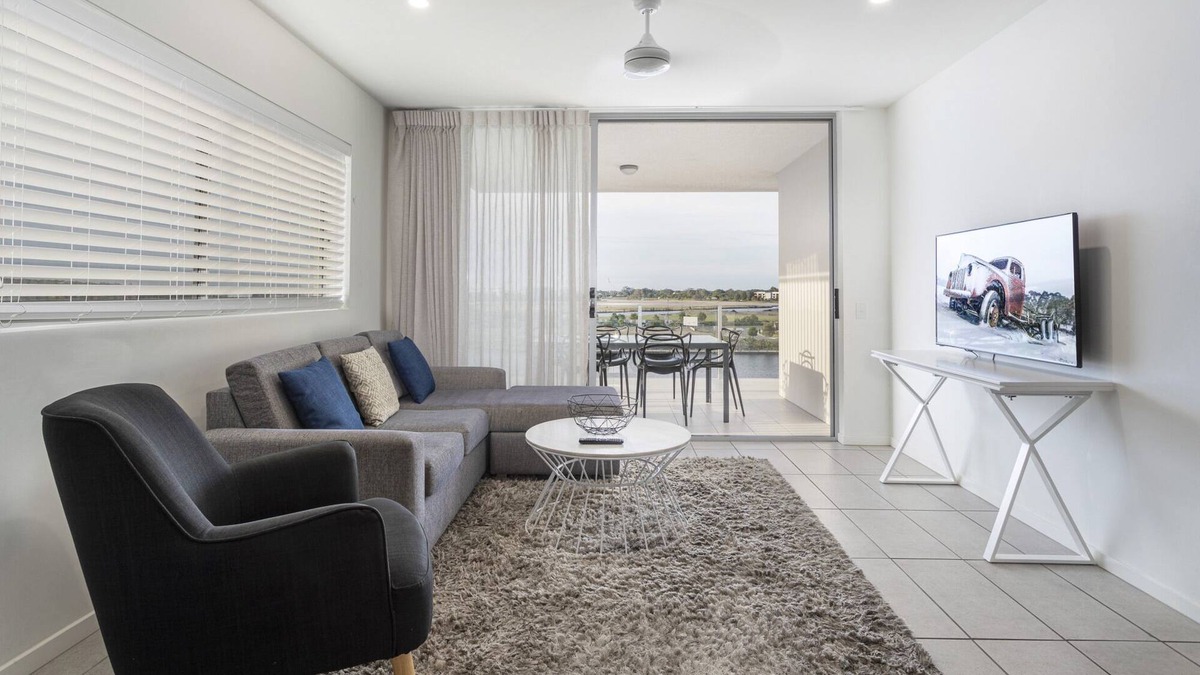 Birtinya Apartment | Sleek 2-Bed Unit With Expansive Water Views
