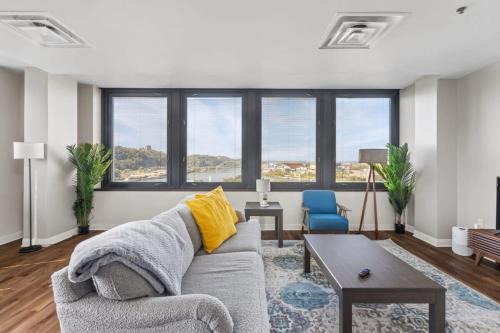 Downtown Pittsburgh Apartment | Sleek 2BR Downtown Retreat with Gym