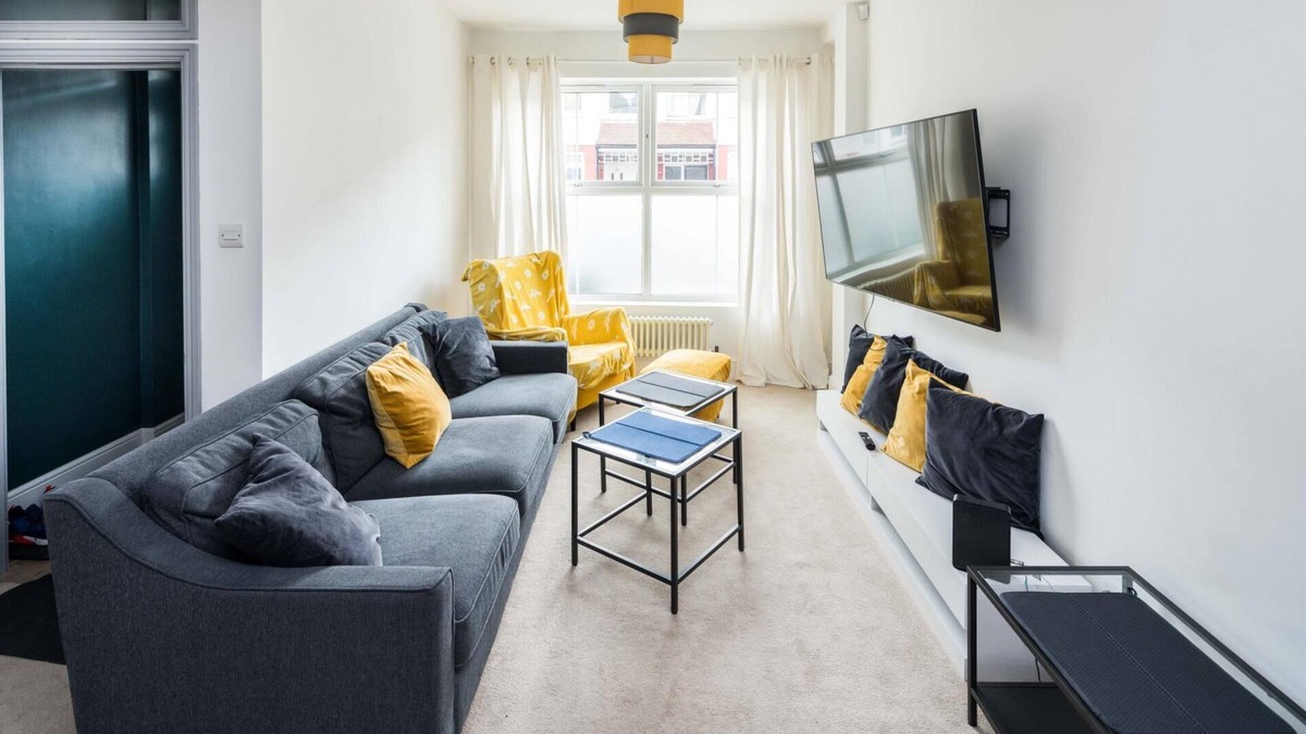 Tottenham House | Sleek and Sophisticated 2BD Home Tottenham