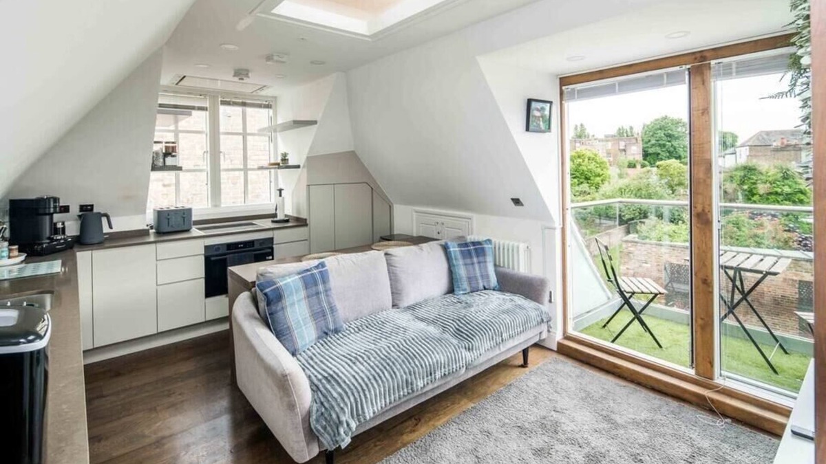 Ravenscourt Park Apartment | Sleek and Stylish 1BD Apt w/Balcony, Hammersmith