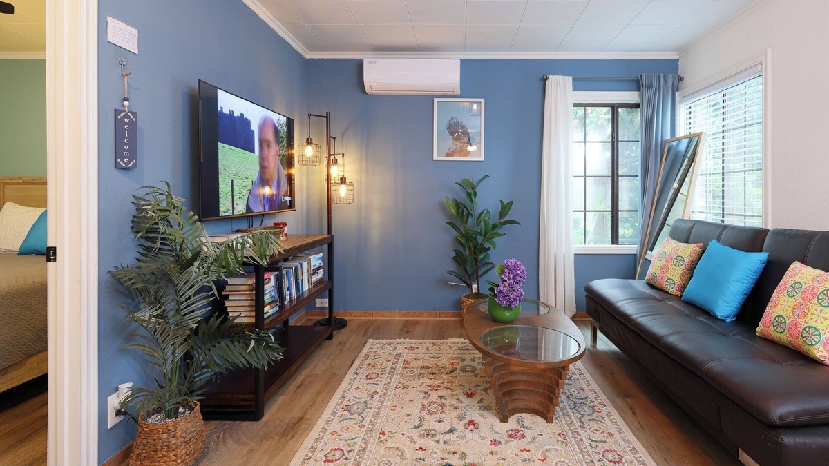 Santa Ana Apartment | Sleek Broadway 2B2B 10 mins. away to Disneyland