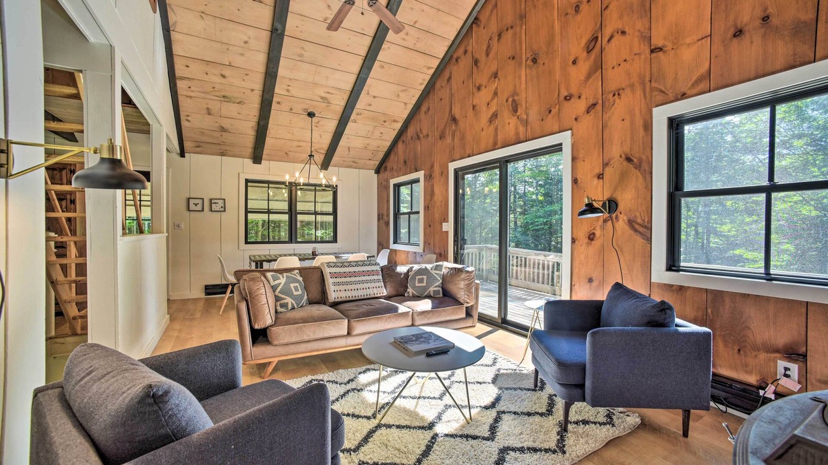 Wilmington Cabin | Sleek Cabin w/Deck, 8 Miles to Mount Snow & Hikes