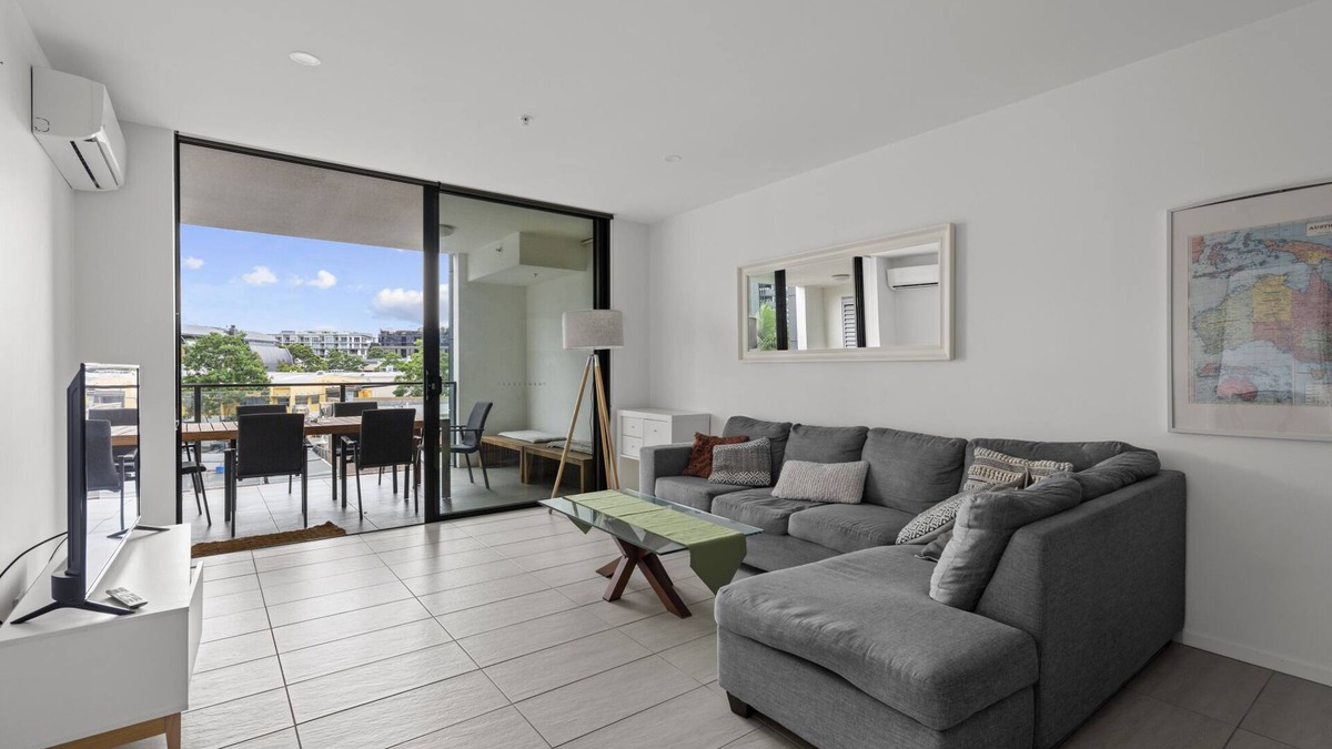Newstead Apartment | Sleek City Apartment with Parking and Balcony