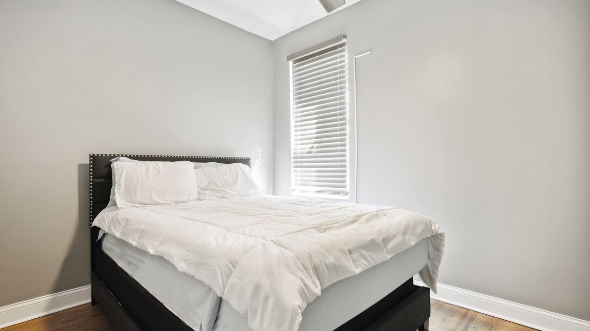 Washington Park Condo | Sleek Duplex Condo Featuring State-of-the-Art 4K LED TVs and PS5 Gaming Console