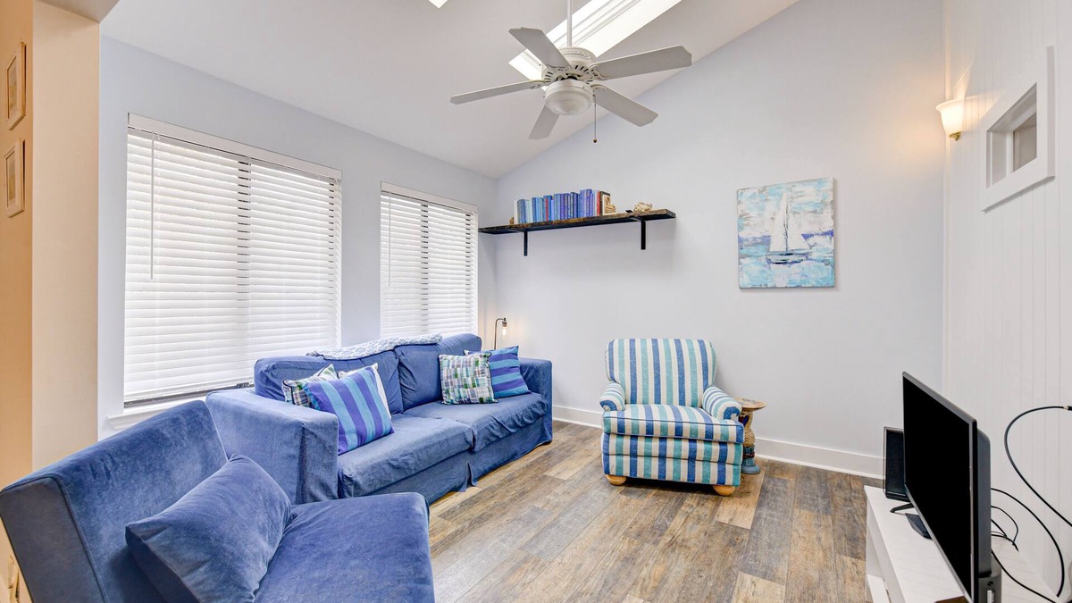 St. Simons Island Condo | Sleek golf-front condo with a washer/dryer, deck, & central AC - dog friendly