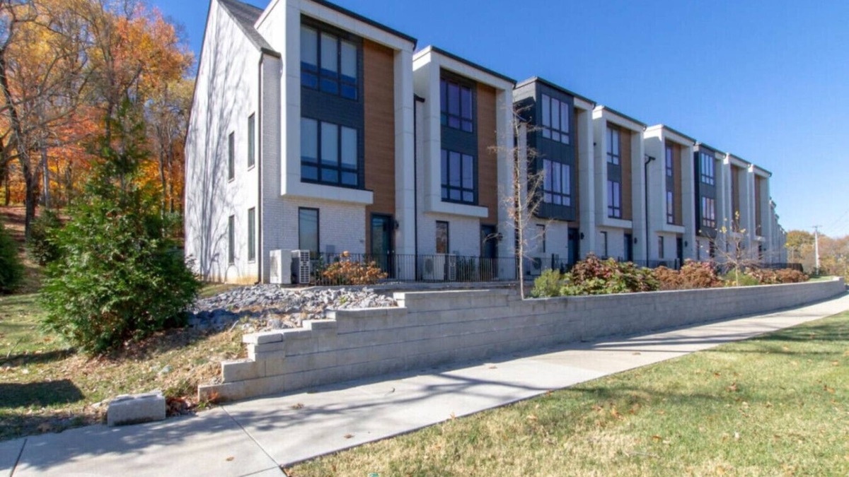 Hermitage House | Sleek Large Retreat – 9 Beds – Modern Kitchen