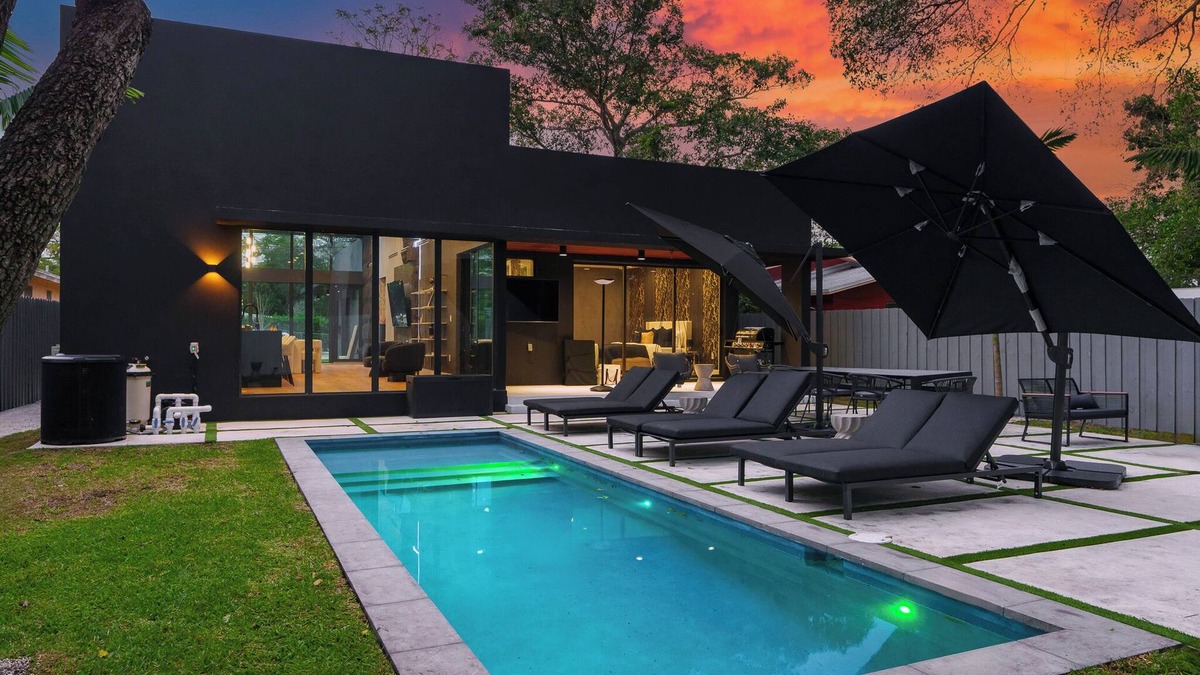 Buena Vista House | Sleek Luxury Villa, Pool, BBQ, King Bed, Near Design District & Little Haiti