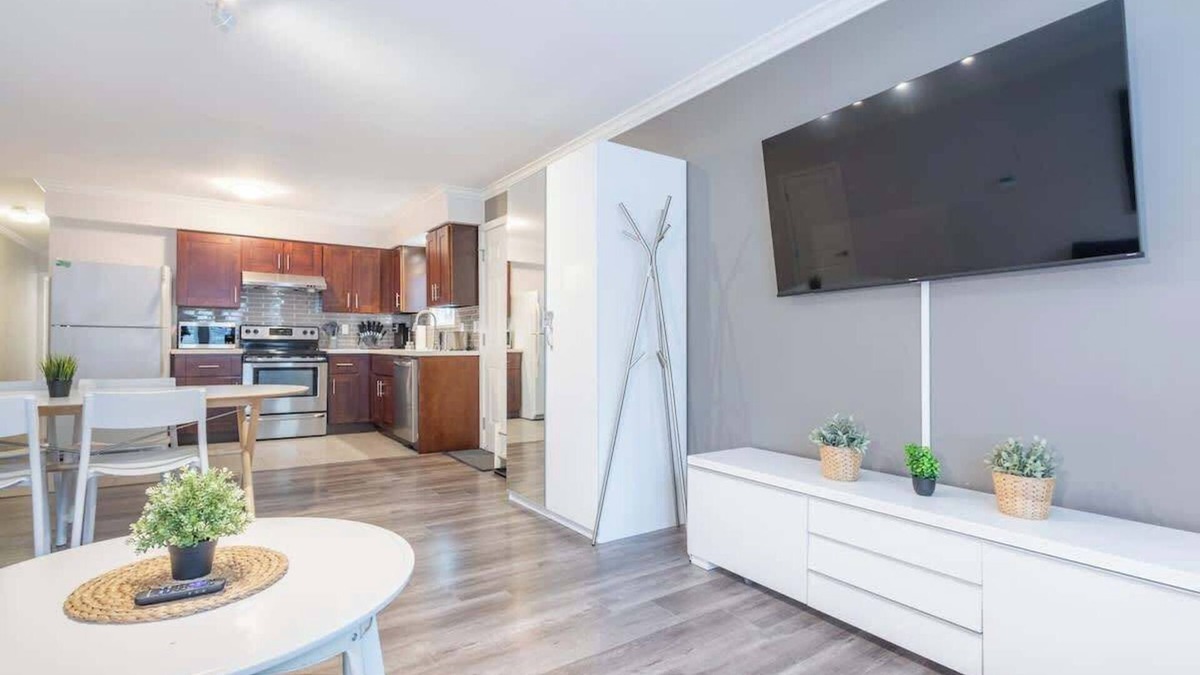 Sunset Apartment | Sleek Modern Escape –Comfort and Style in the City