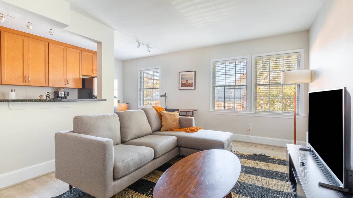 Old Town North Apartment | Sleek Old Town North 1BR w/Gym & Rooftop Pool, nr Museums, by Blueground