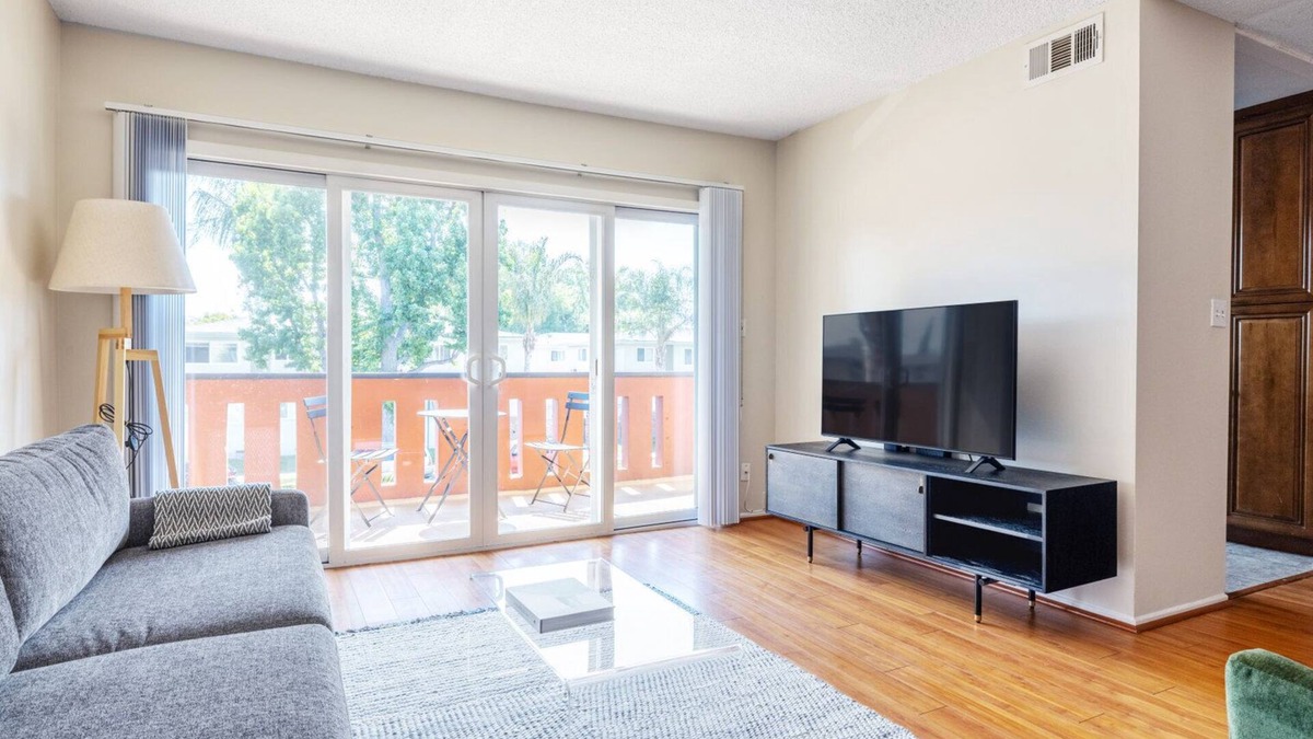 Sherman Oaks Apartment | Sleek Sherman Oaks 1BR w/Pool, Gym, Lounge, near TJ + WF, by Blueground