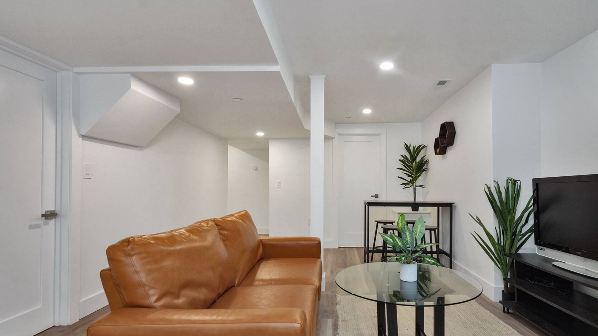 Winter Hill Apartment | Sleek Somerville Apartment near Encore!