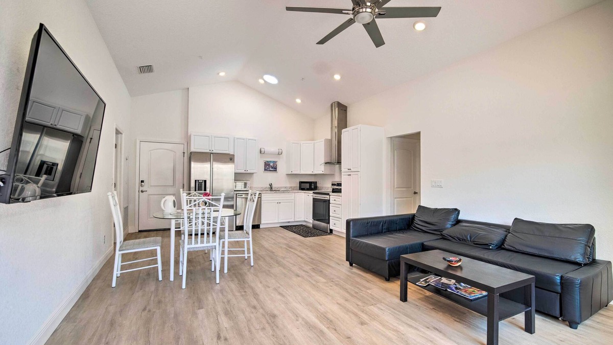 Tavares Condo | Sleek Tavares Condo 3 Miles to Downtown