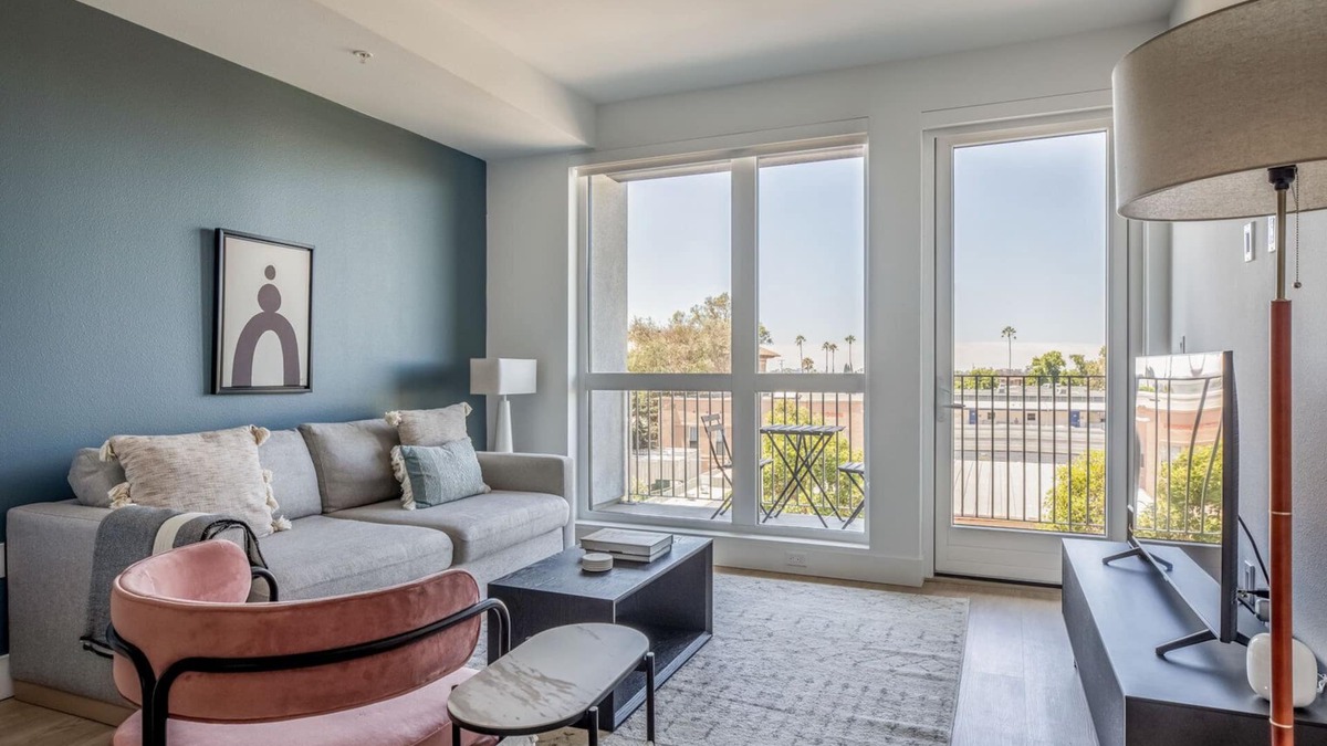University Heights Apartment | Sleek University Heights 1BR w/Spa & Pool, nr Shops, by Blueground