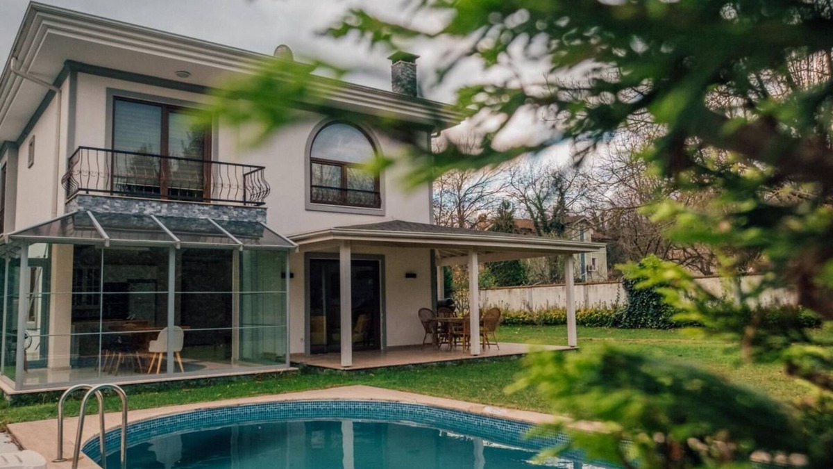 Sapanca Villa | Sleek Villa in Sapanca with Pool and Winter Garden
