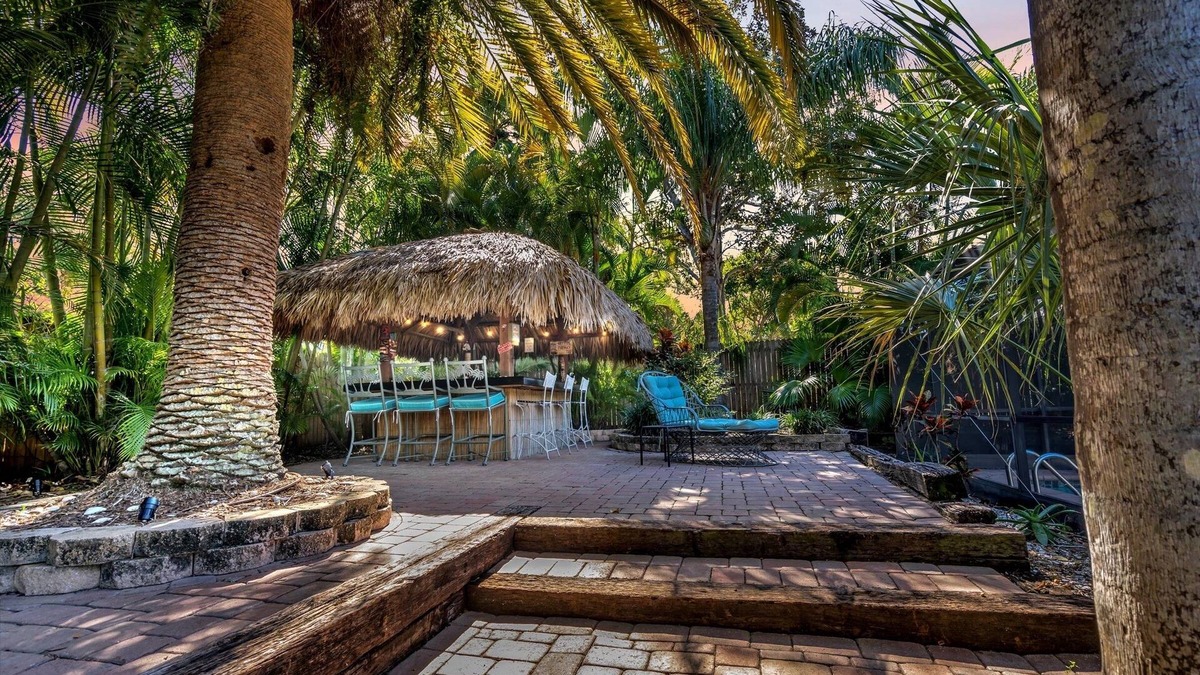 Largo House | SLEEP 16, Heated Pool, Tiki, 5 min to Beach, Kayak