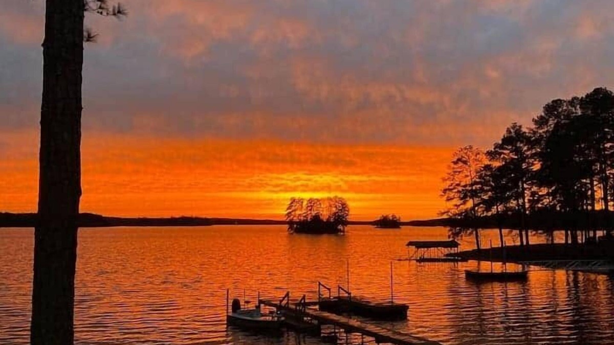 Camden House | Sleep 30: Lakefront Wateree Compound in a Cove!