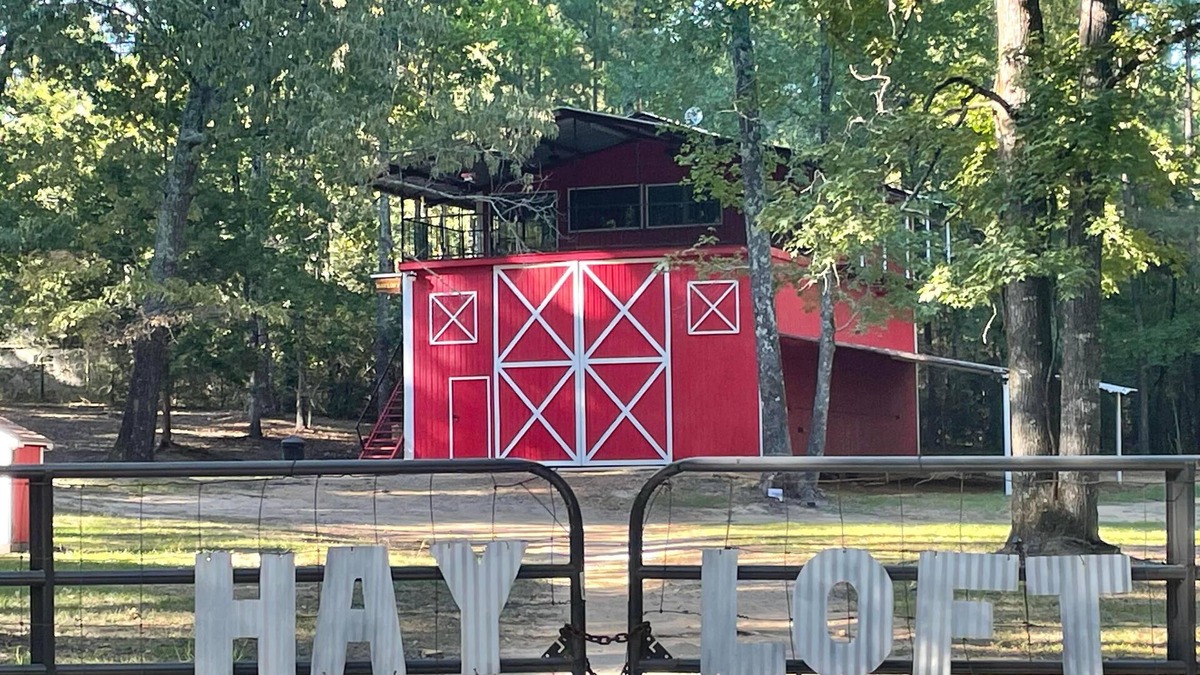 Longview Cabin | Sleep in a Hayloft - Longview, Tx