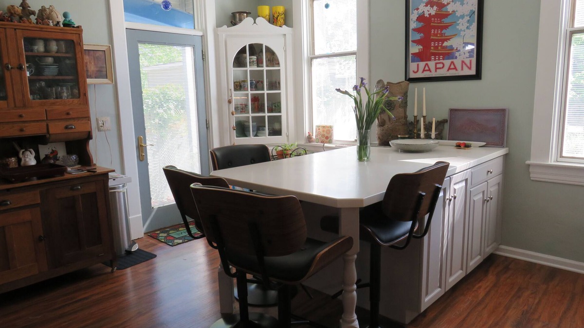 Schnitzelburg House | Sleep like a king in king-size beds in Louisville's Germantown neighborhood