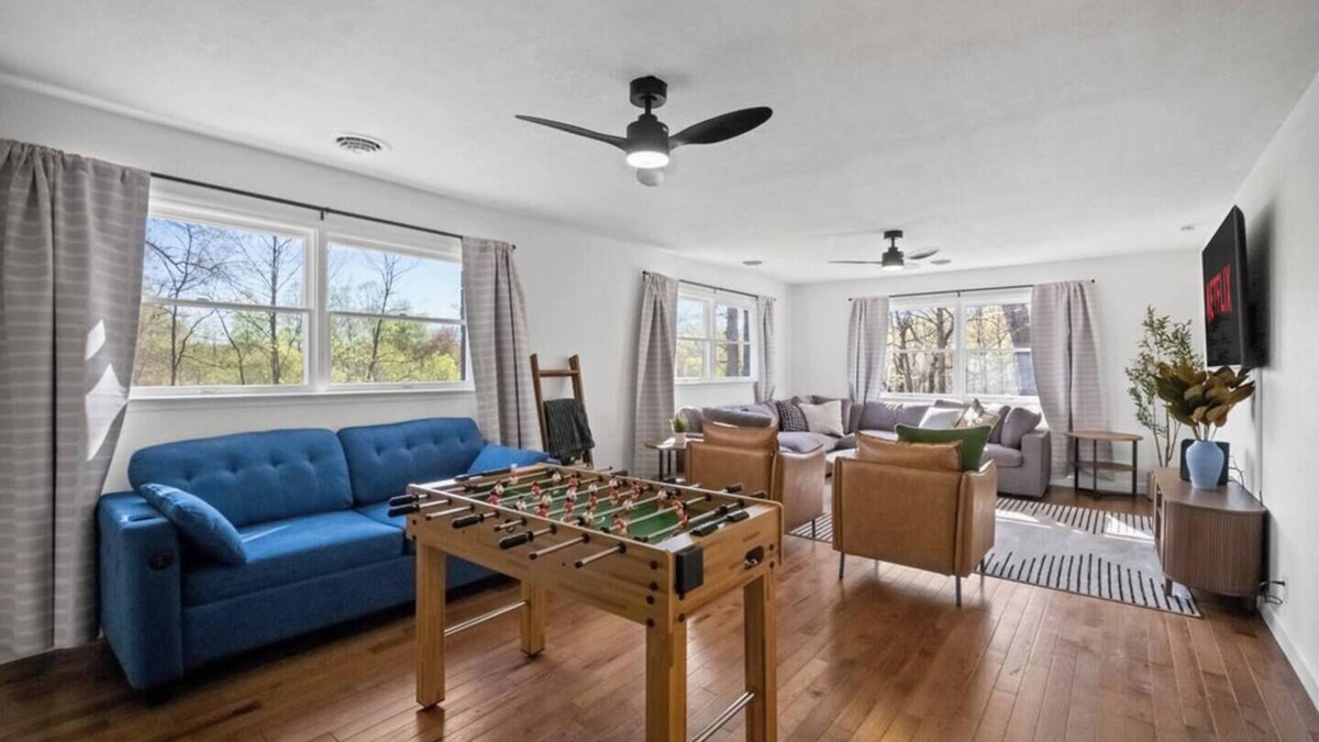 Summerlee House | Sleep16-Close2NRG-HotTub-GameRm-KingBed-FencedYard