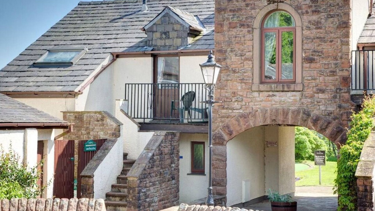 Penrith Cottage | Sleep8 Cottage, disabled access onsite swim pool, gym & restaurant. Late bargain