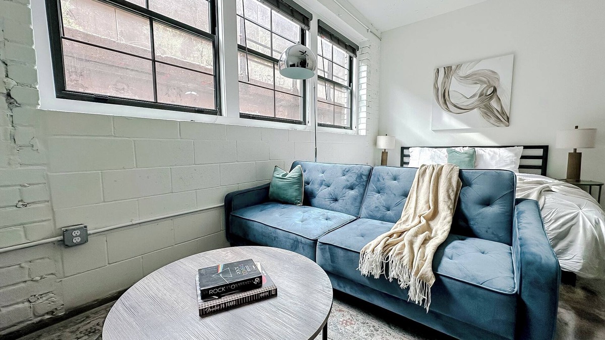 Old Town Apartment | Sleepover: Beautiful Studio + Parking - Wichita
