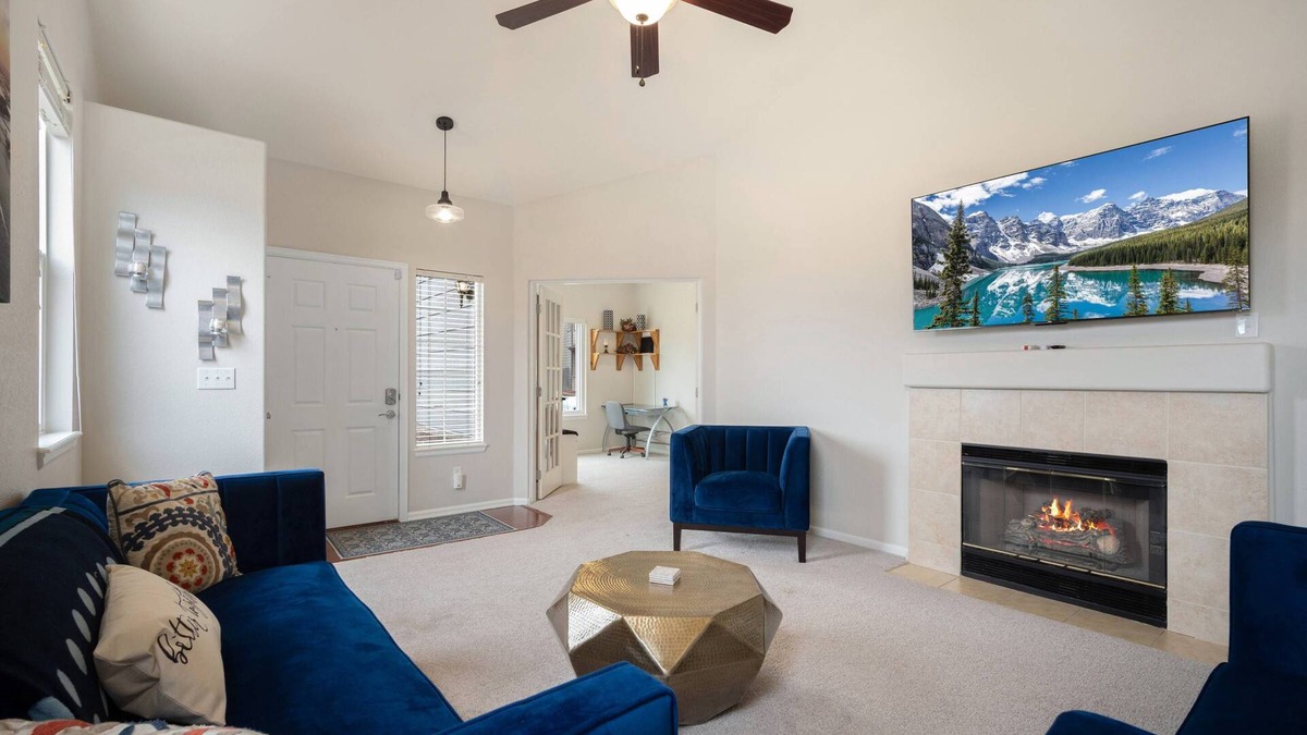 Centennial House | Sleepover in Centennial large backyard near everything. Pets Welcome