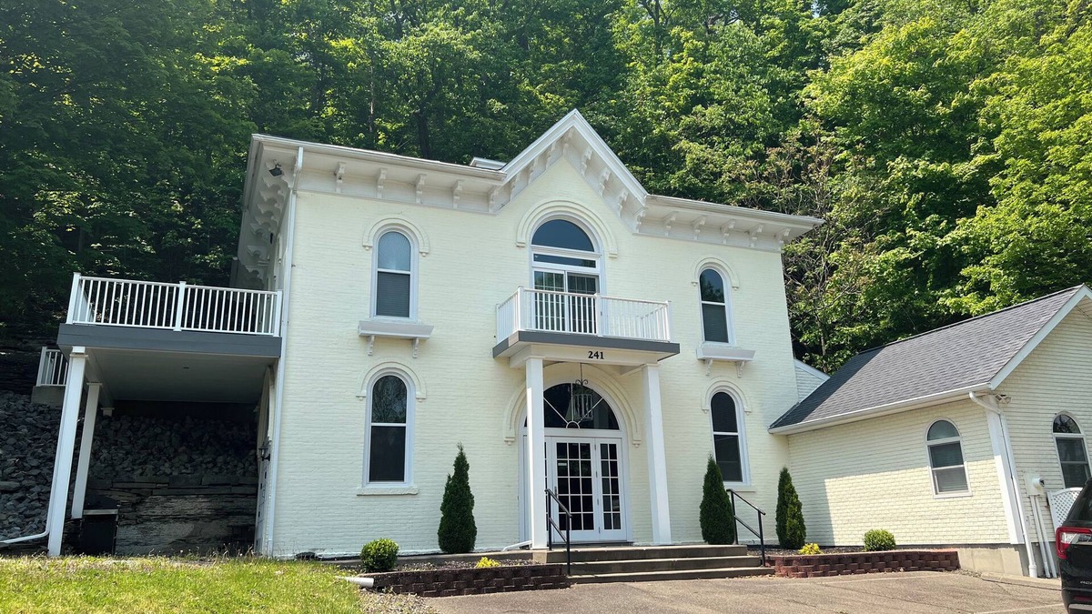 Montour Falls House | Sleeps 10 , 4 Min. walk to Falls & Town, 5 Min. drive to WGI Track.