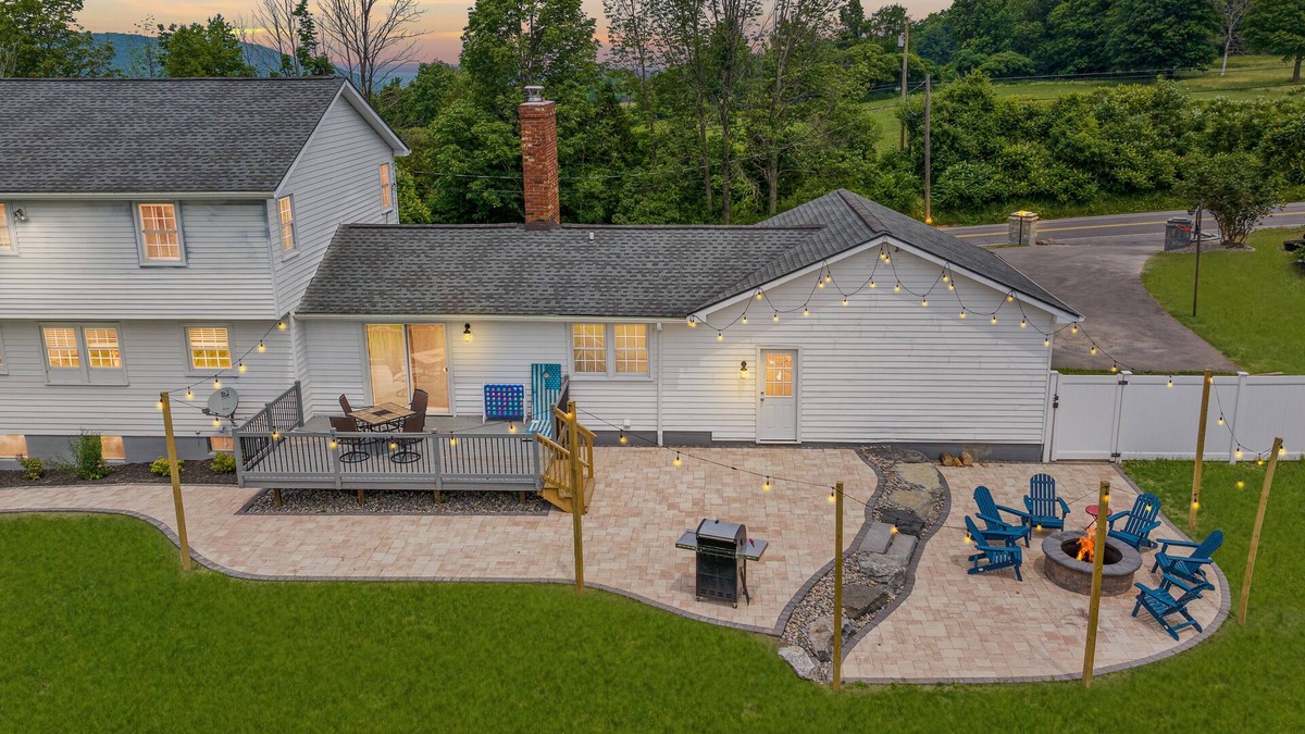 LaFayette House | Sleeps 10, Nerf wall, Game Room, fully fenced yard