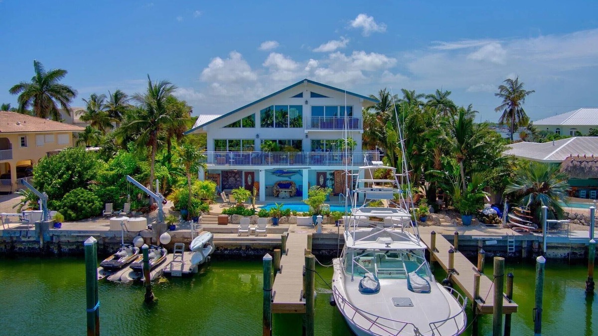 Marathon House | Sleeps 10 - Private house with 110’ of Deep Water Dockage, Pool, Hot Tub & more!