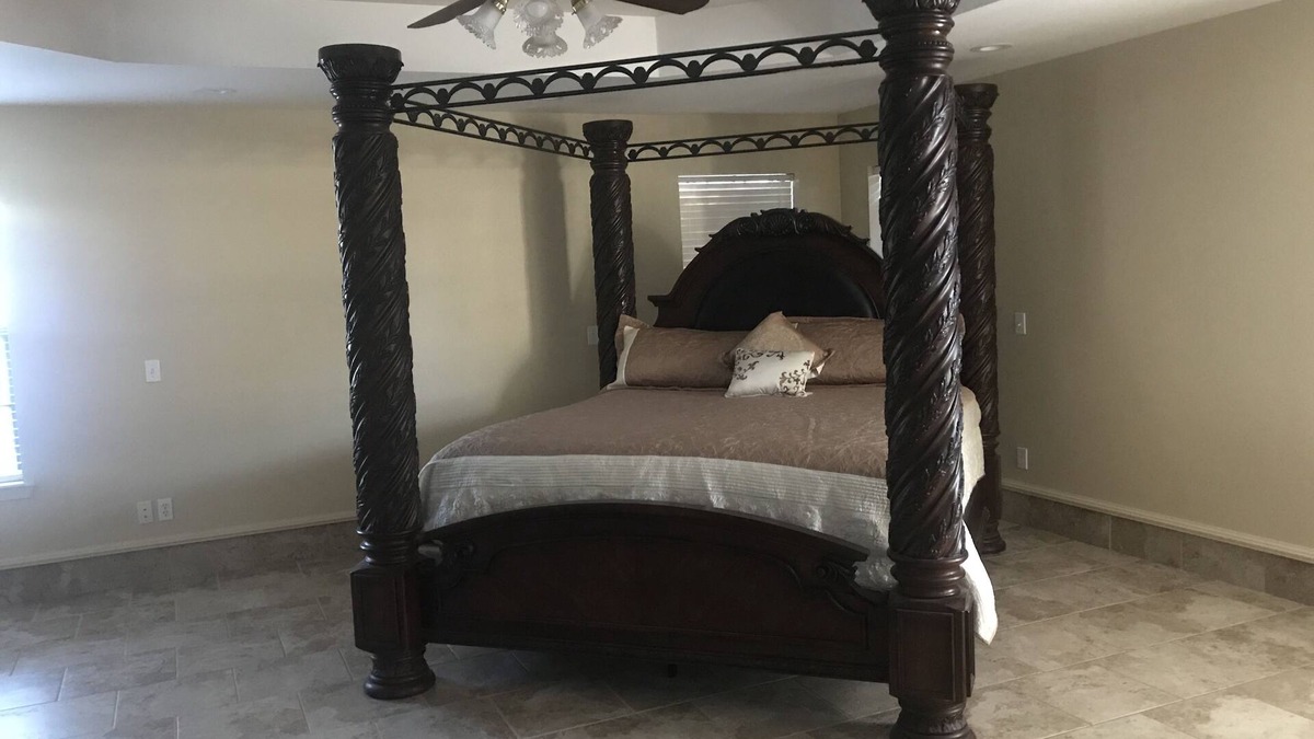 Aransas Pass House | (Sleeps 10) Spacious 4 bedrooms perfect for family, friends, or business.