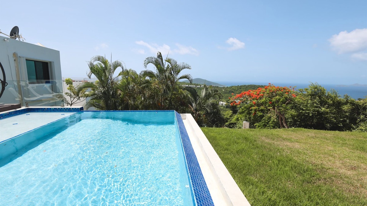 Rosendal House | Sleeps 10 w/POOL! 5 mins to Magen's Bay & Dining