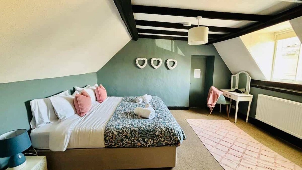Moreton-in-Marsh Apartment | Sleeps 10 with private garden