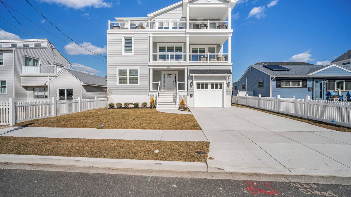 Brigantine House | Sleeps 12- 2 min walk to beach: Newly constructed 5-BR house in N Brigantine .