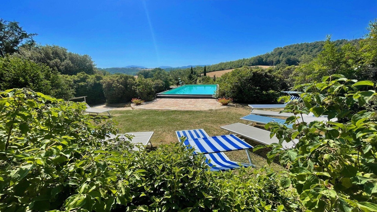 San Brizio Villa | Sleeps 12 - amazing scenery all around - exc villa, pool + grounds - pool house