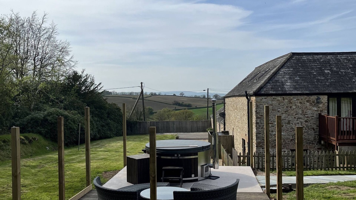 West Buckland House | Sleeps 12 - Converted Barn in Rural Location