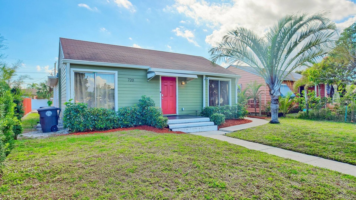 Southwest House | Sleeps 12 - House + Guest Apt - Plenty of parking