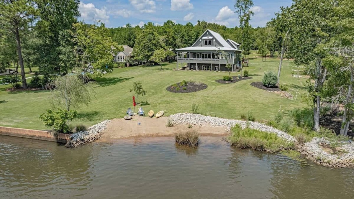 Lake Oconee House | Sleeps 12, Kayaks, Private dock, Large yard + More