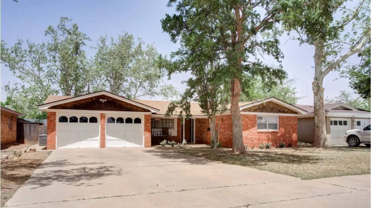 Lubbock House | Sleeps 12! Large 4BDR|2BTH Updated w/Full Kitchen Patio & Basement