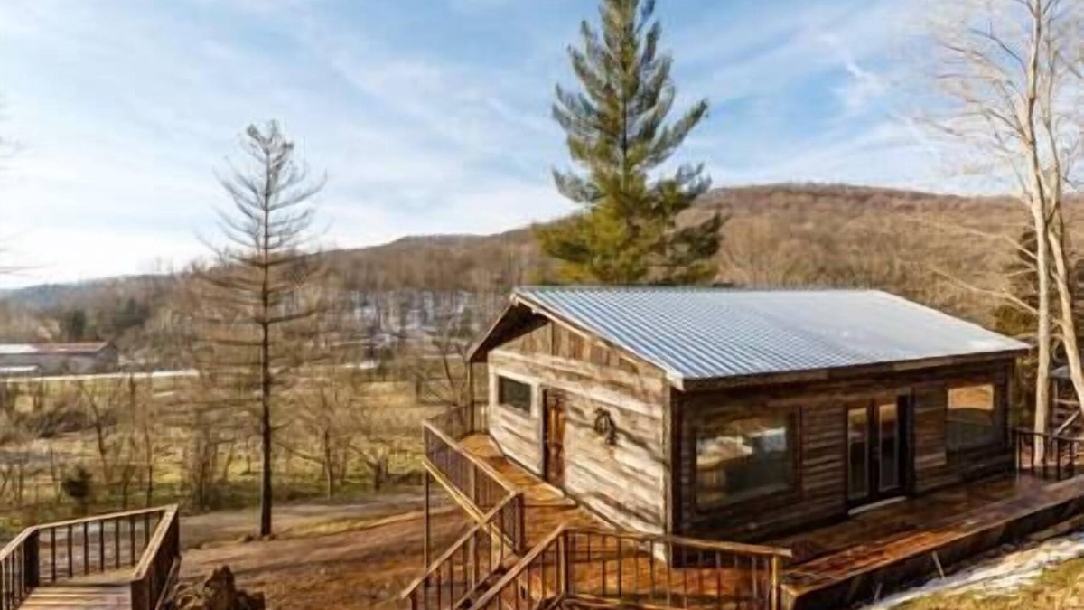 Lynx Cabin | Sleeps 12| Private Bathroom | Stunning Views