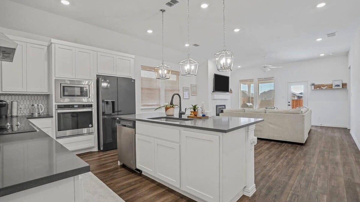 Haslet House | Sleeps 12~Private Yard~Dog Friendly~Charcoal Grill