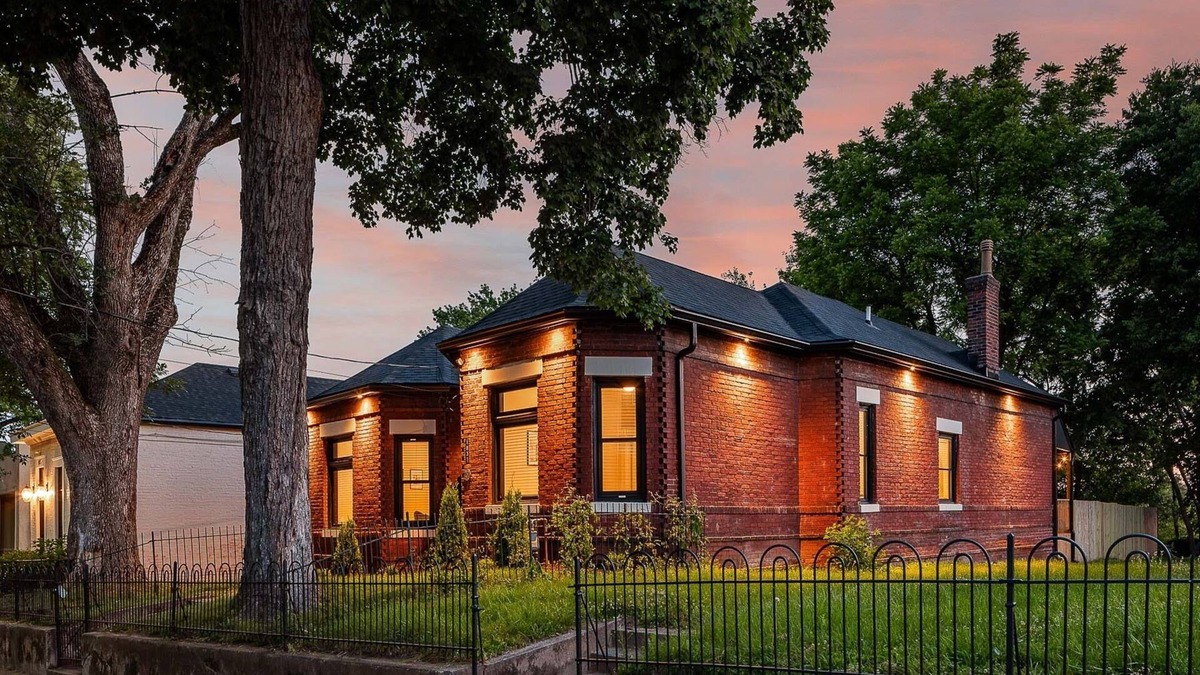 Clifton House | Sleeps 12- Two Fully Renovated Historic Homes